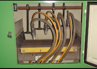 Rubber conveyor dry suction blast system arrangement