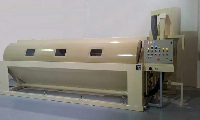 Conveyor-style industrial sandblasting system