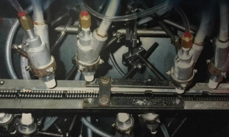 Internal nozzles and chain conveyor inside an automatic blasting machine