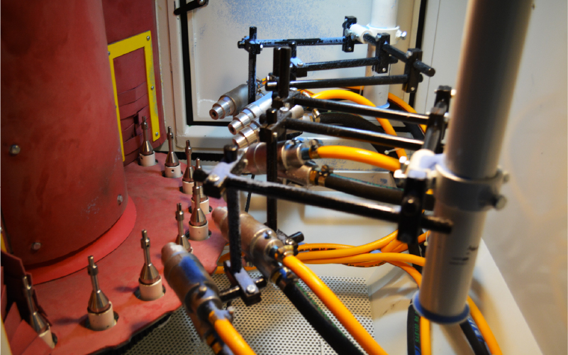Multiple blasting nozzles arranged around a satellite turntable
